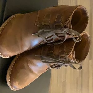 Unstructured rugged Clark’s size 9 boots Extremely comfy rubber sole and heel.